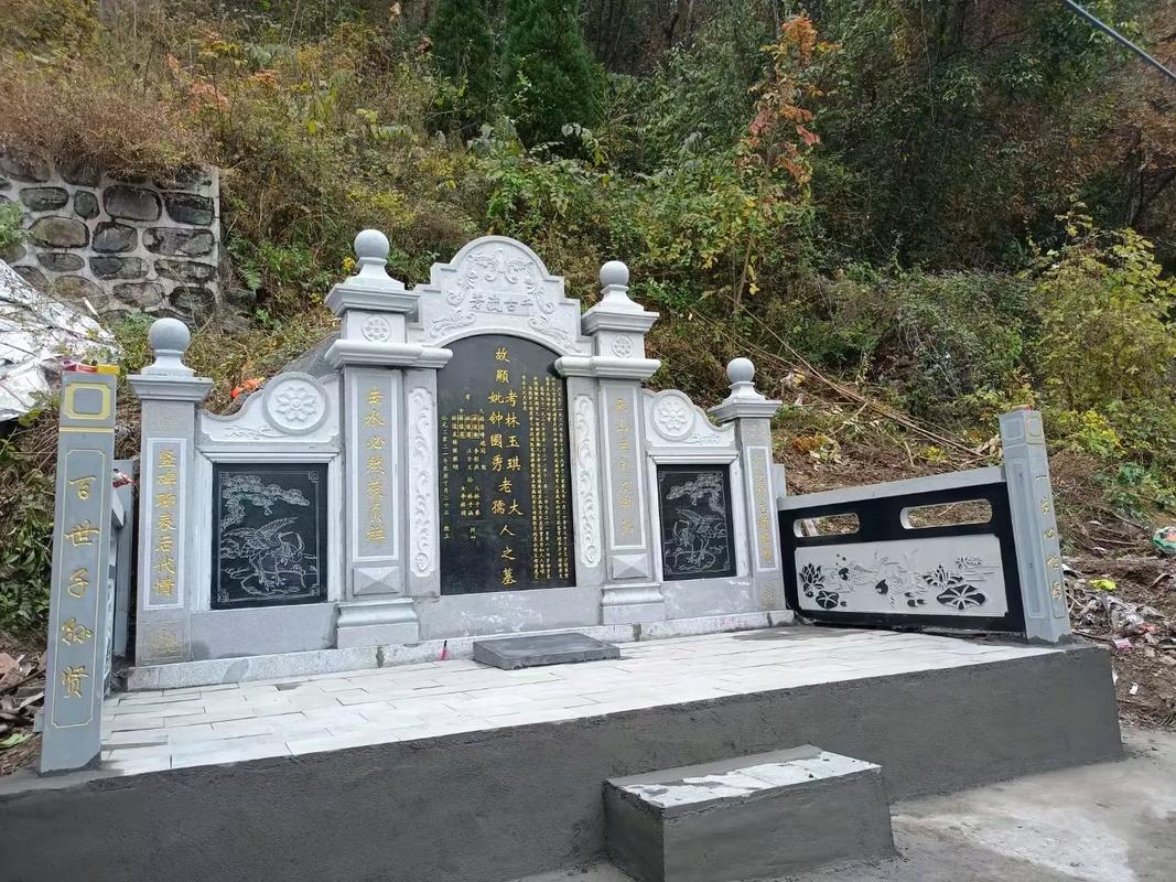 墓碑上都刻哪些内容？