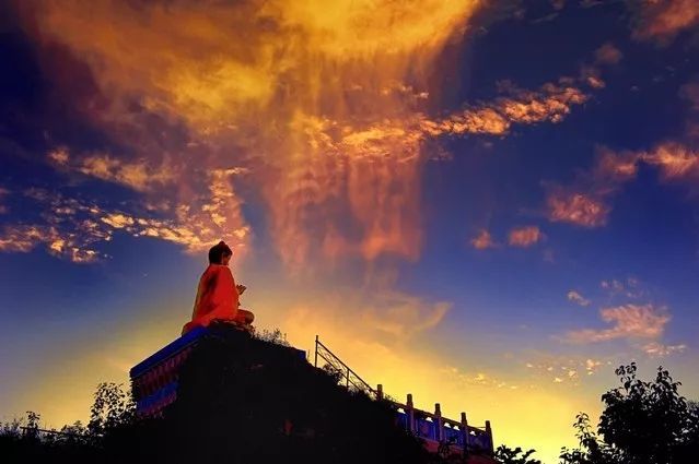 拜佛的哲学内涵——从外在礼仪到内心觉醒