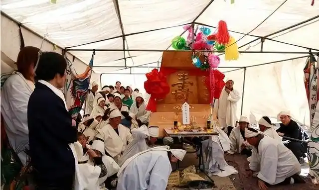 下葬时，哪些现象是大吉之兆