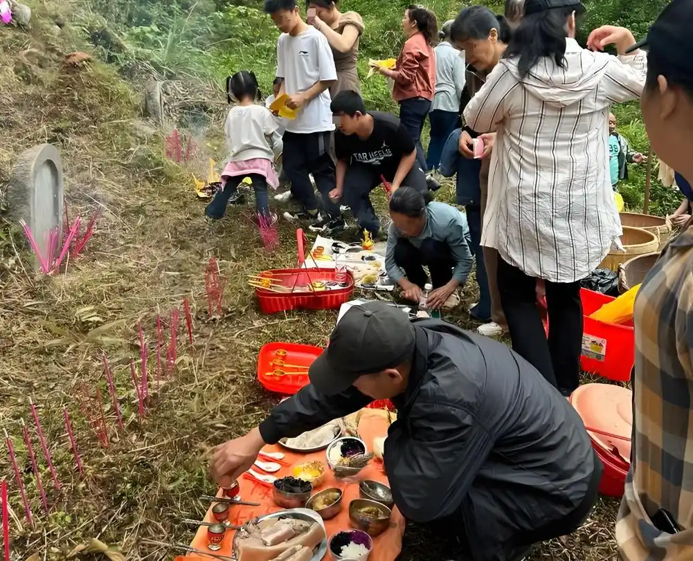 上坟的贡品摆几个？