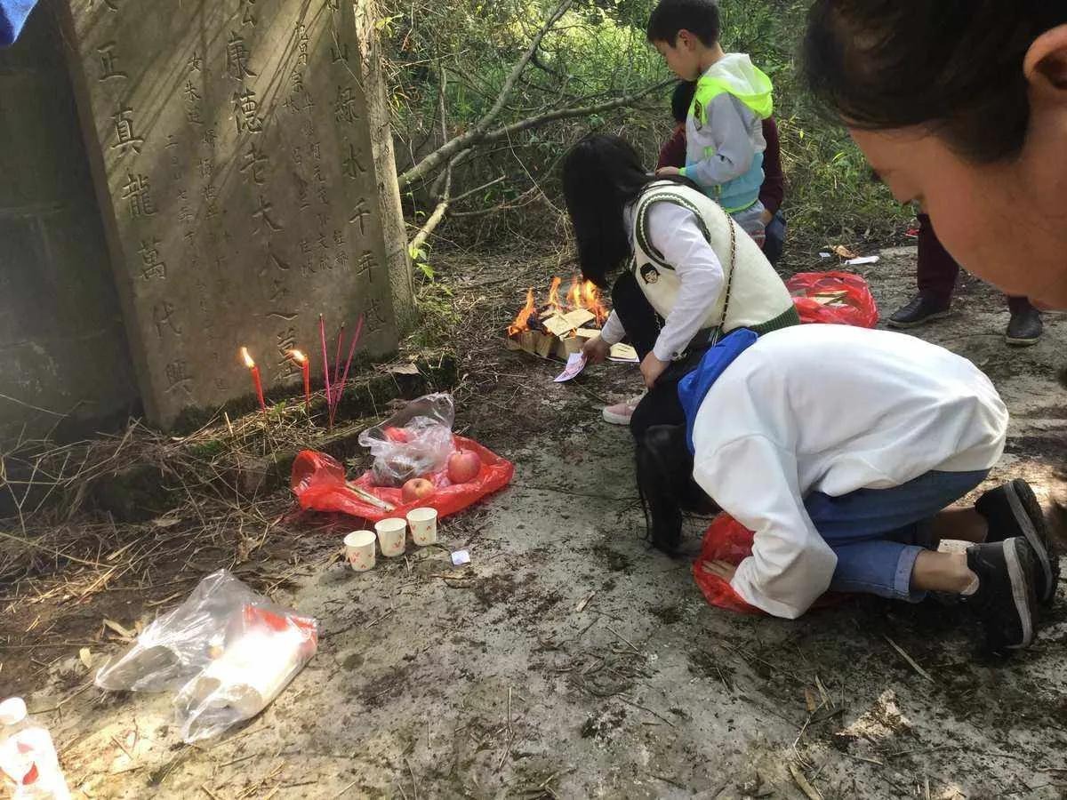 上坟磕几个头？