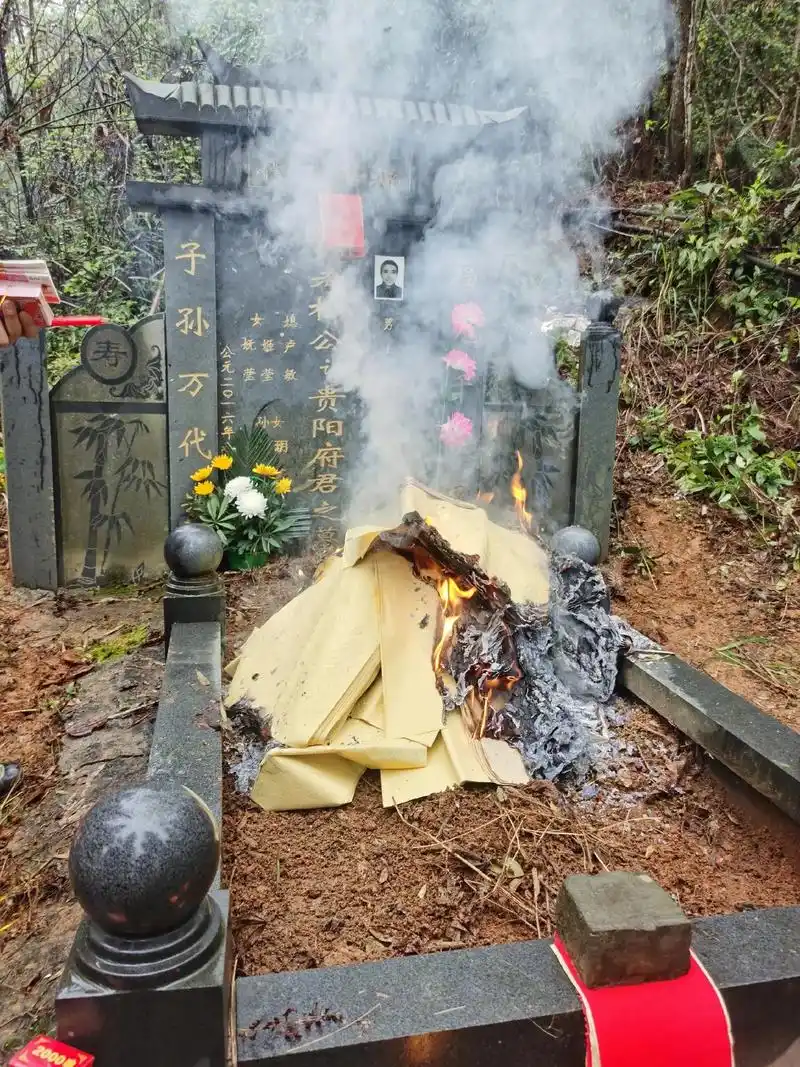 上坟烧纸的正确方法与步骤全解：写给想尽孝又怕出错的你