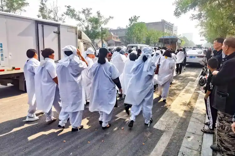 出殡日子的玄学奥秘：如何借助“天时”为后人造福，避开“重丧日”大凶之煞