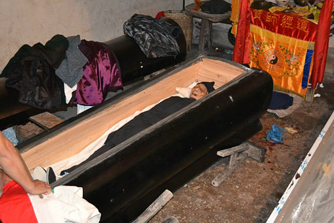 逝者最后的“居所”与“行头”：棺木与寿衣中不为人知的玄学讲究