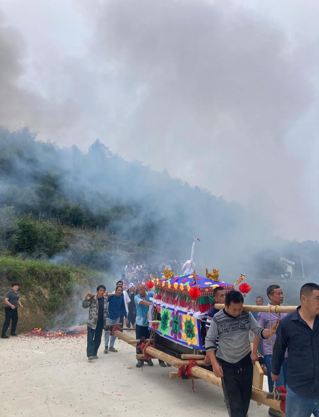 黄泉路上的指引与阻碍：出殡路线中的风水煞气与化解之道