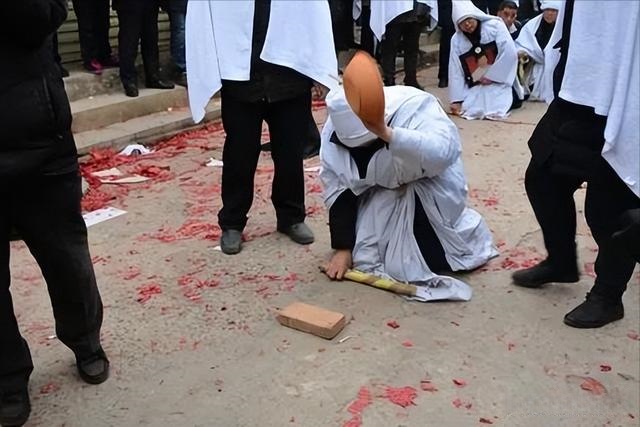 家里没有儿子，出殡该谁来摔盆？