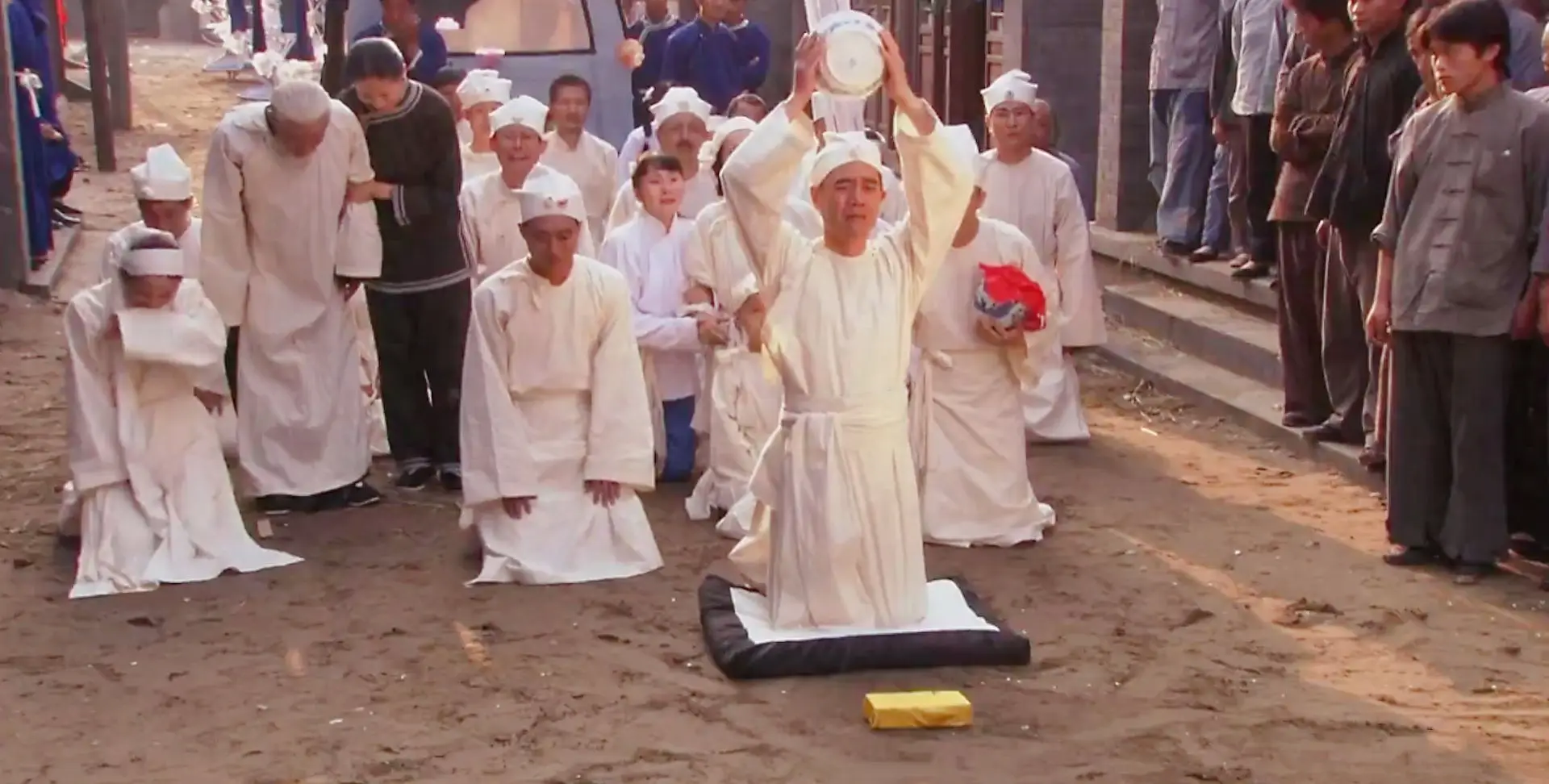 出殡时谁打幡谁摔盆？